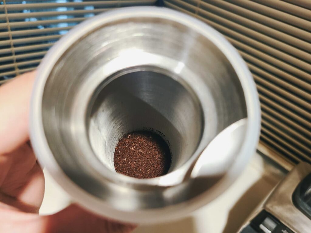 フィルターにセットされたコーヒー豆
