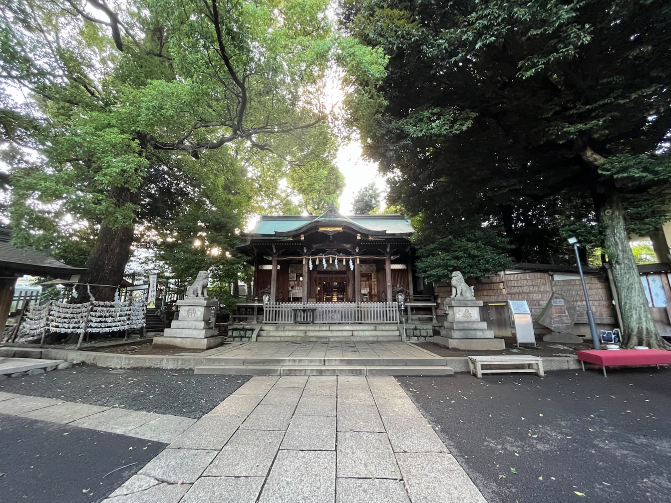 中目黒八幡神社の境内