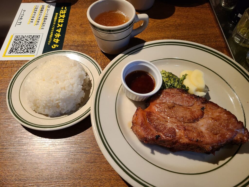 マロリーポークステーキのステーキとライス