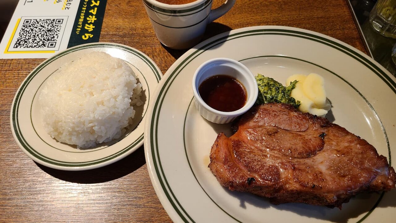 マロリーポークステーキのステーキとライス