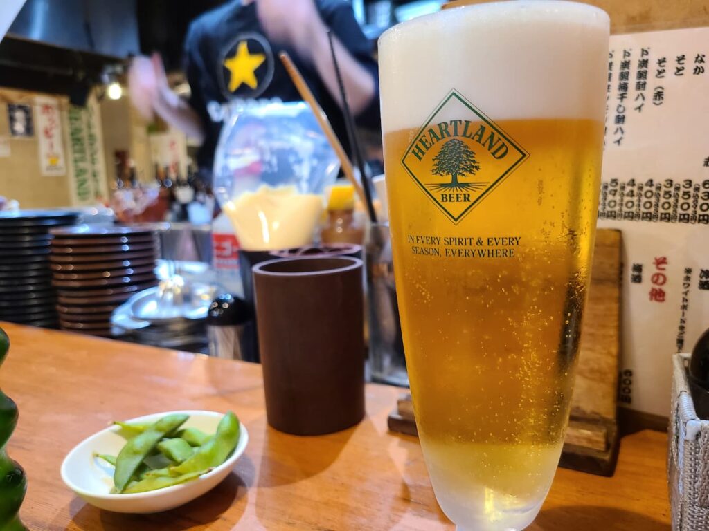 まるやのカウンターとビール