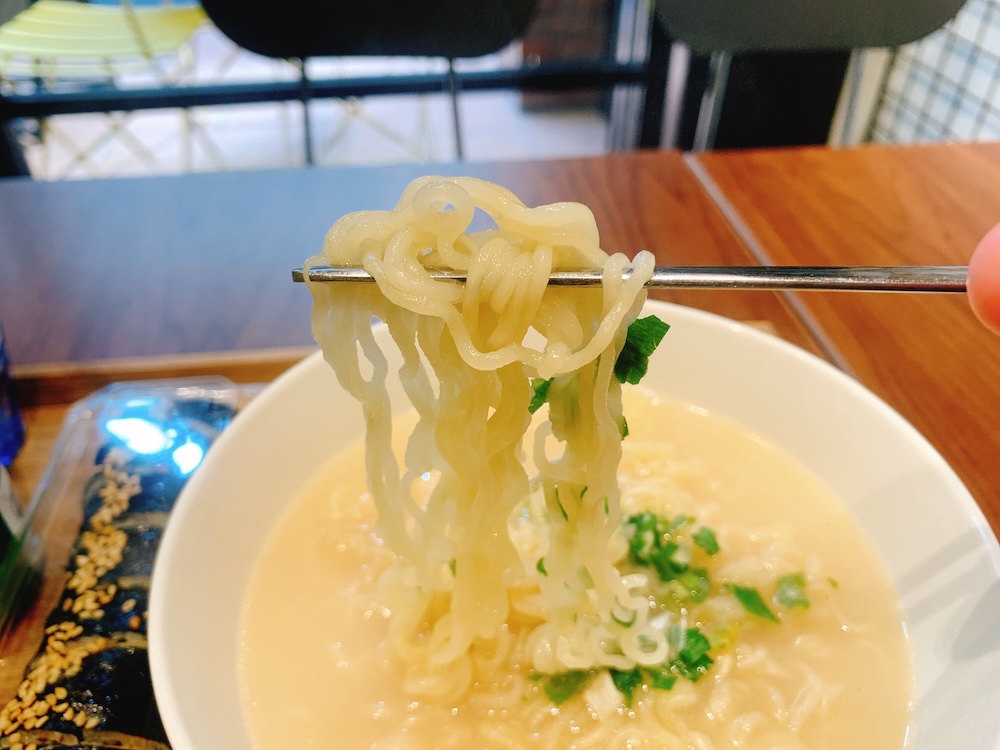 コムタンラーメン、麺リフト