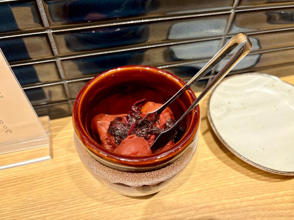 土鍋ご飯いくしかの卓上の梅干し